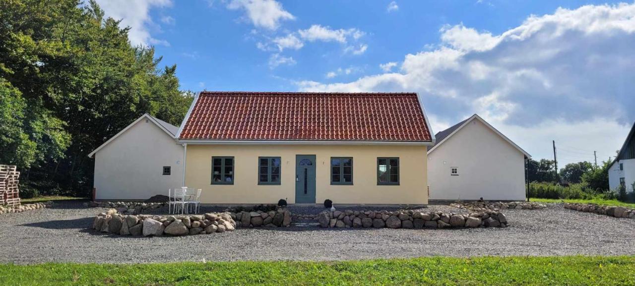 Mysigt Hus I Liten By Naera Havet Истад Экстерьер фото